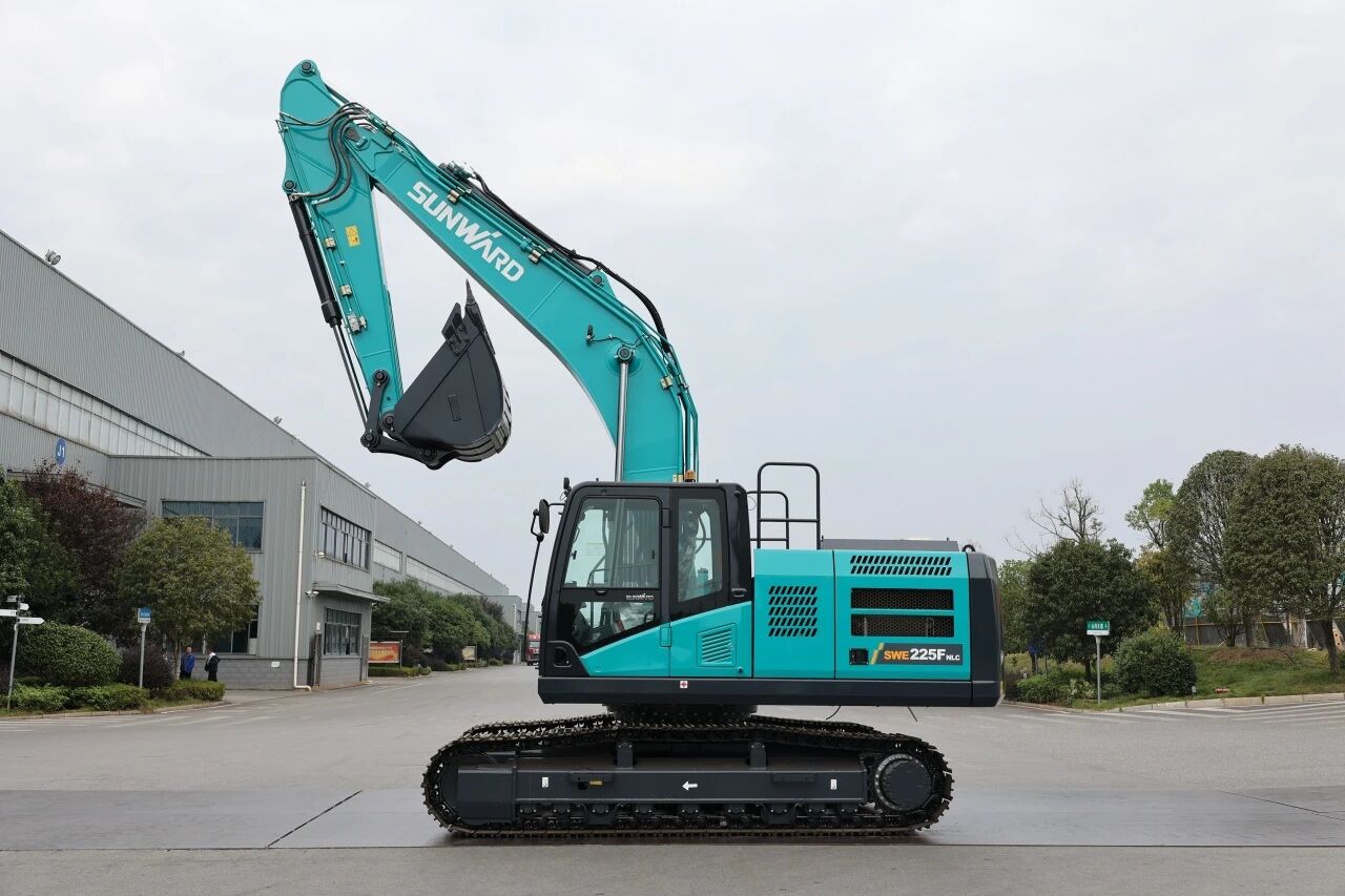 “双子星”闪耀!山河智能两款履带式液压挖掘机成功下线