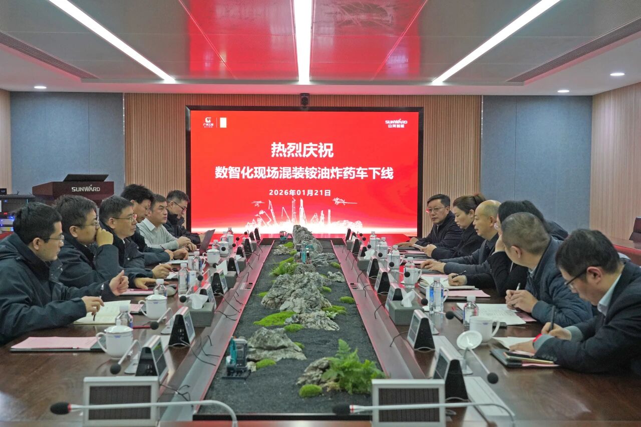 数智化现场混装铵油炸药车下线!山河智能与易普力携手共筑智能矿山新篇章