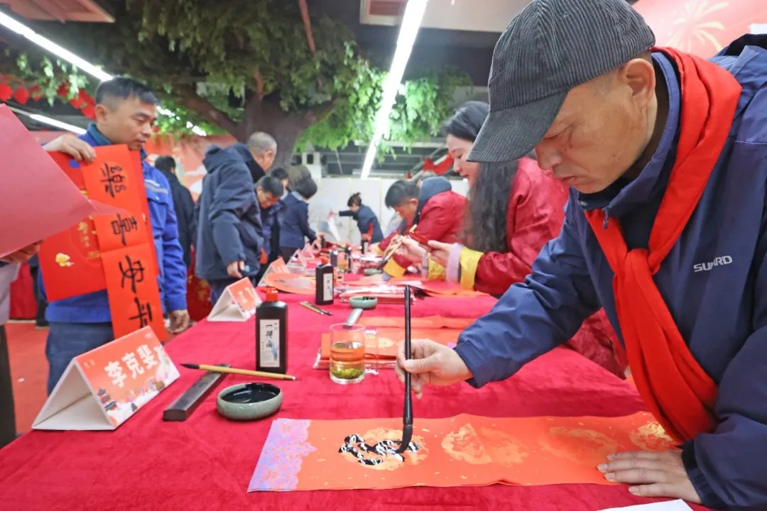 笔墨迎春,祝福暖心!在山河智能“囤”年味、送温暖、迎新春