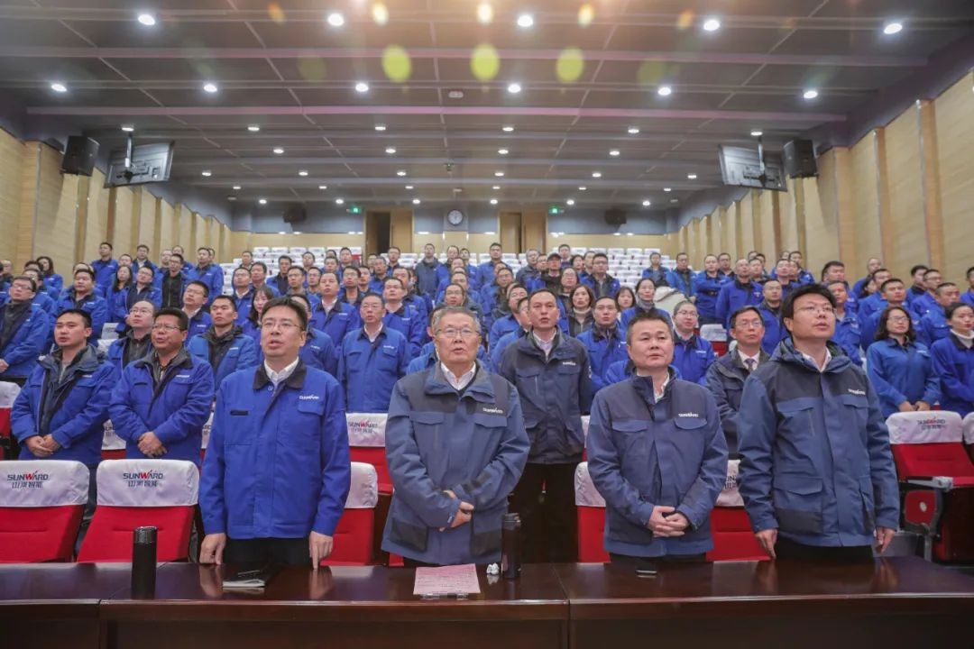 山河智能召开全国劳动模范郝鹏载誉归来分享会