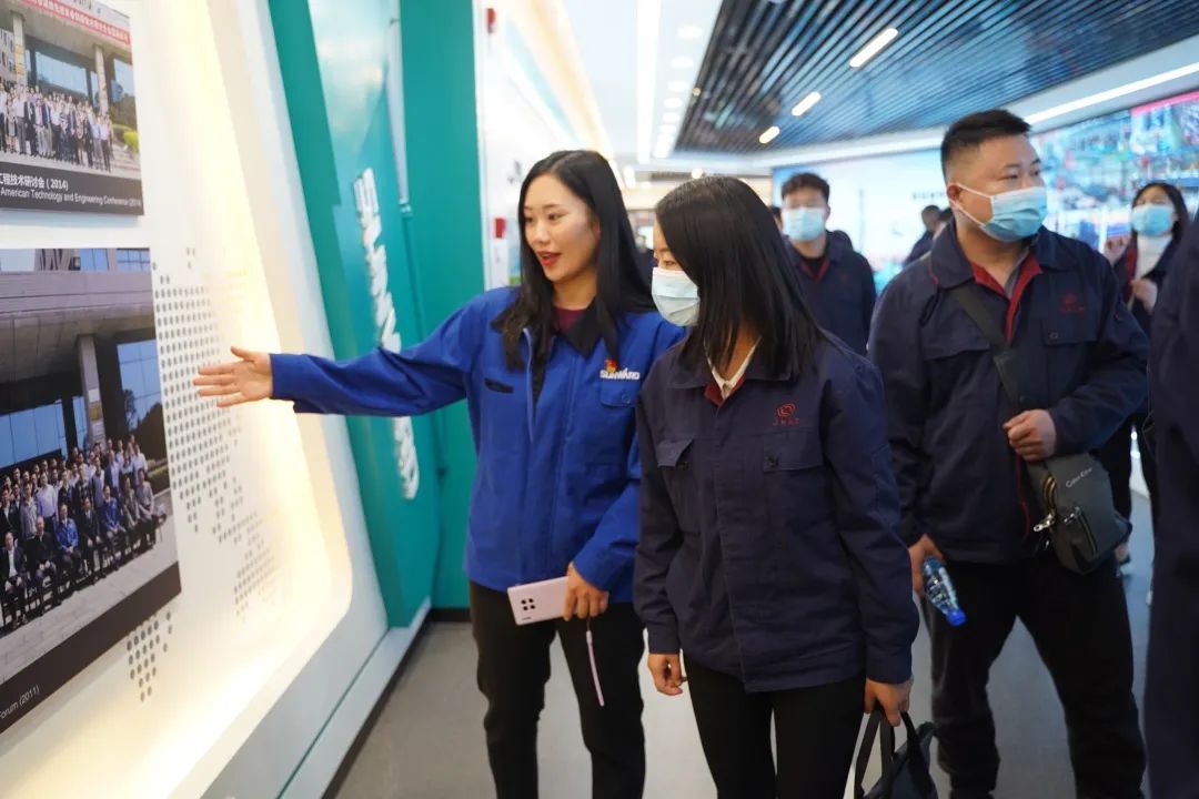 江南工业集团“双百青年”参观山河智能