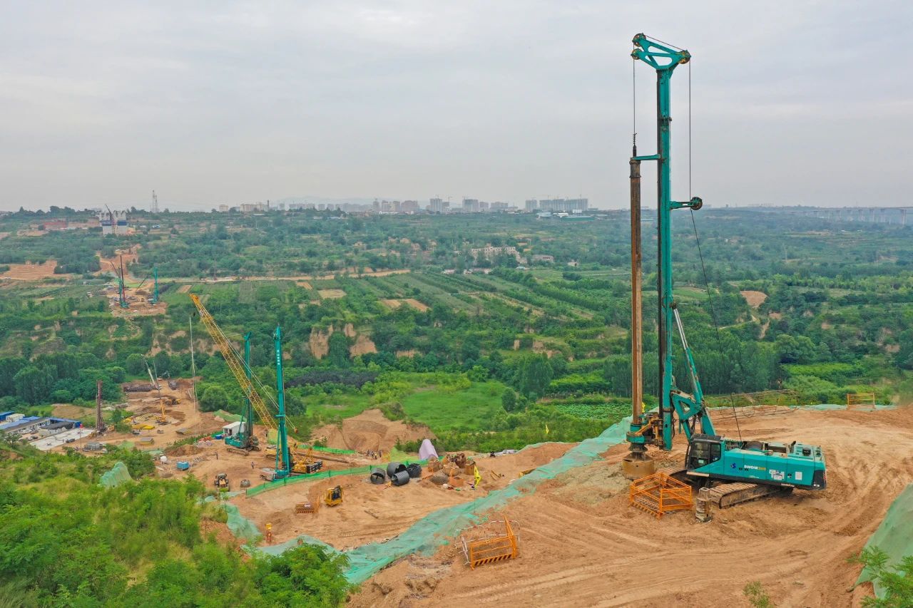 天堑施工，玉皇阁二号特大桥桩基主力军是山河智能旋挖钻机 | 百年风华筑锦绣山河（3）