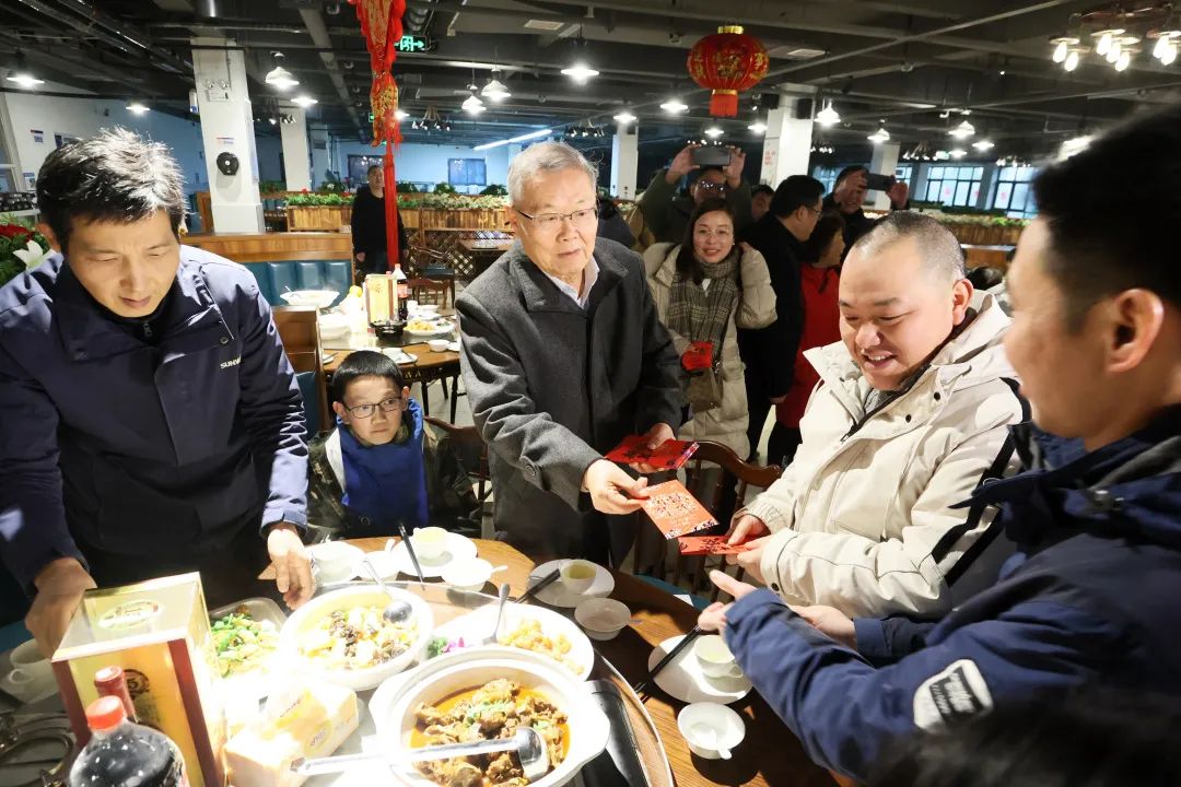 山河智能董事长何清华与留厂员工一起过大年！
