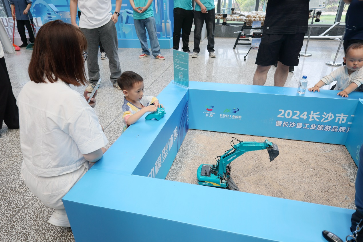 山河智能助力2024长沙市工业旅游嘉年华活动