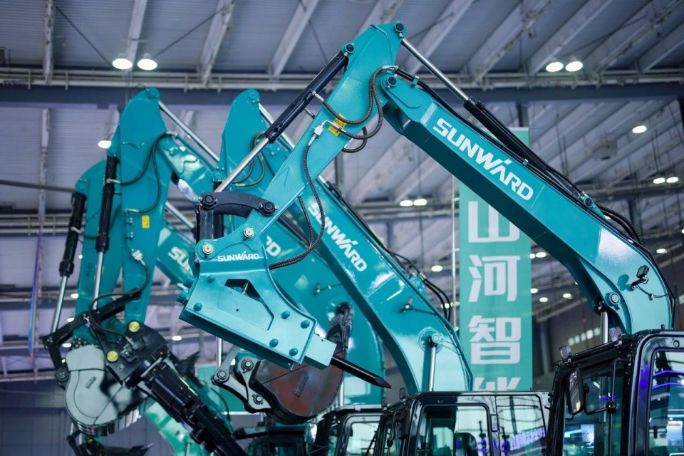 2025 CICEE | 从单一工具迈向多元化解决方案，山河智能呈现非凡挖掘机风采